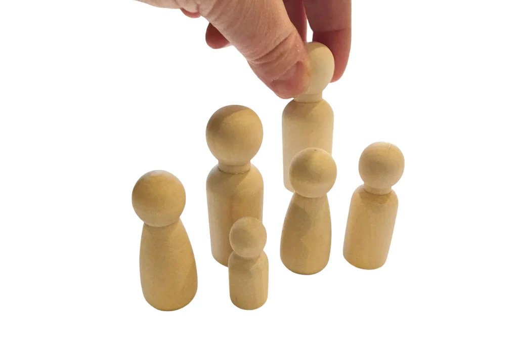 Aufstellung mit 6 Holzkegeln